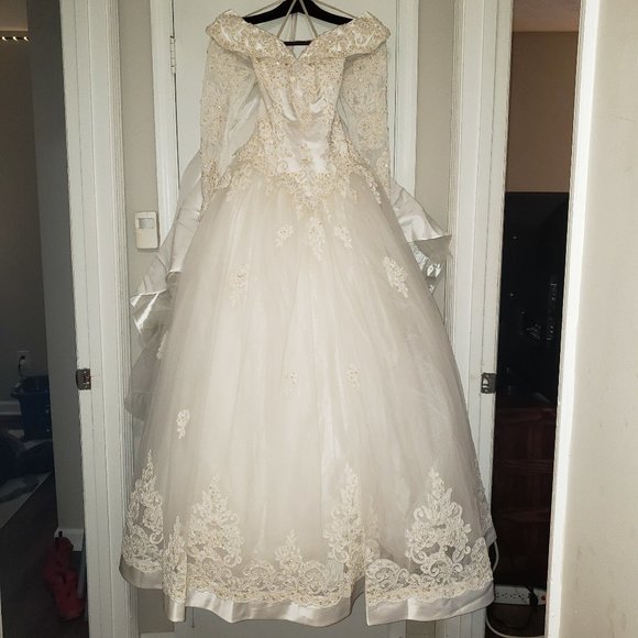 Ivory Gloria Vanderbilt Wedding Dress - Picture 1 of 12